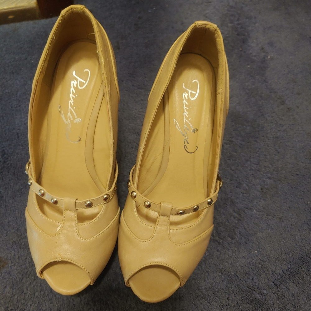 Shoes - Picture 2 of 7